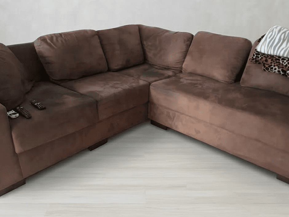 Estofado antes da limpeza - com sujeira e manchas acumuladas